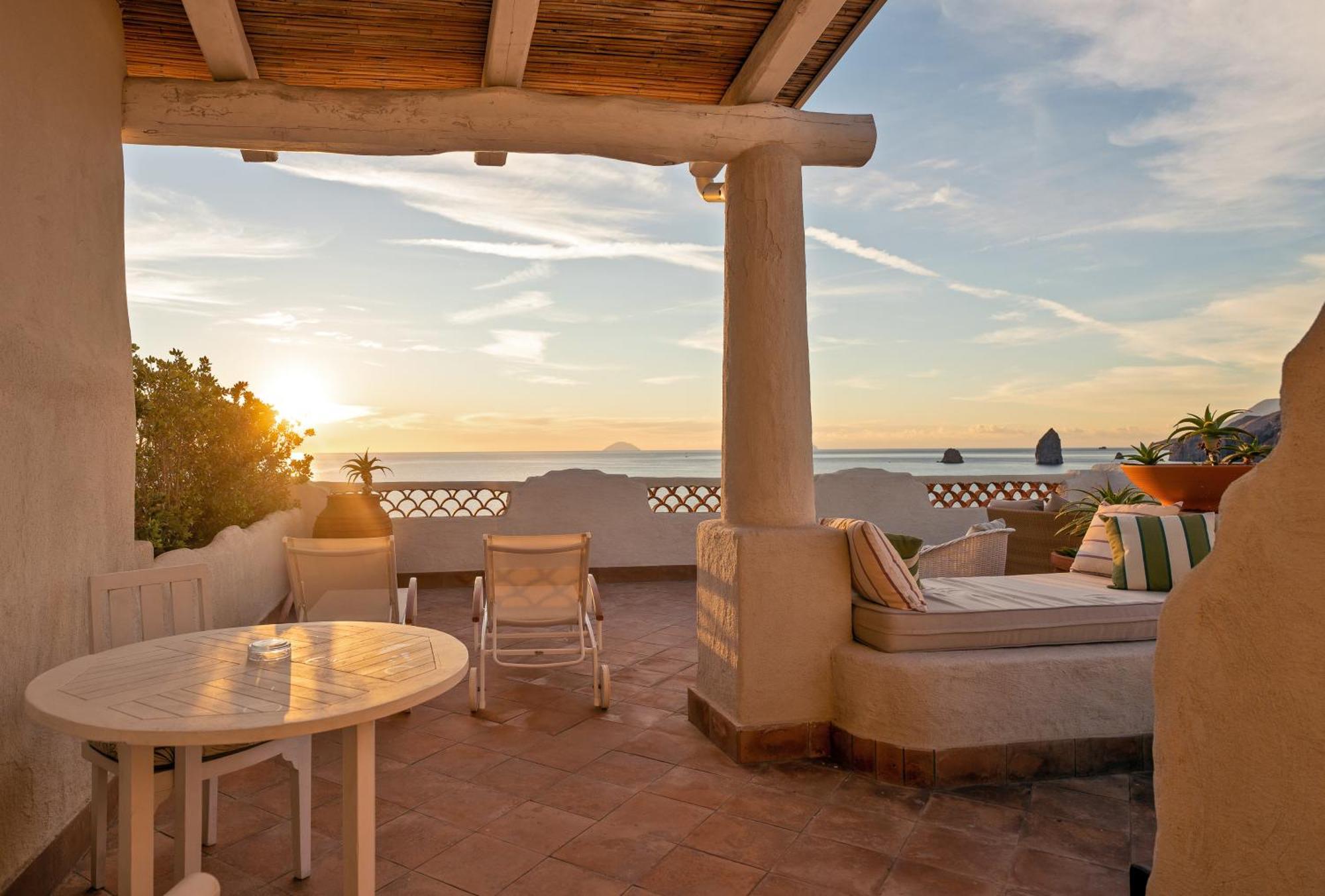 Therasia Resort Sea And Spa - The Leading Hotels Of The World Вулкано Экстерьер фото